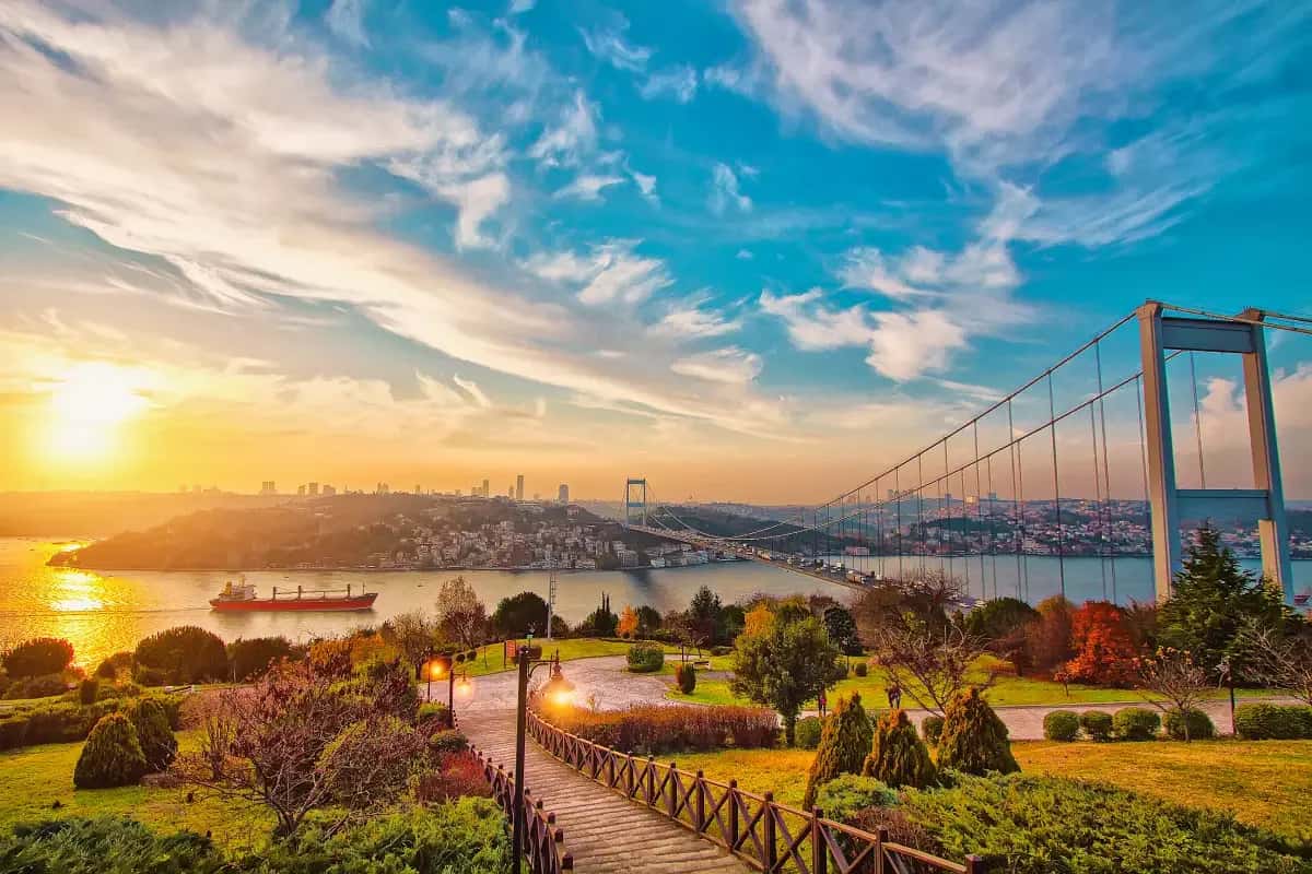 İstanbul Boğazı'nda gün batımı ve Fatih Sultan Mehmet Köprüsü manzarası